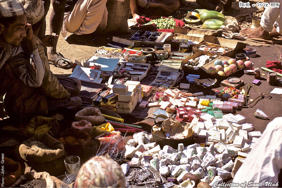 २०२५ सालमा सुर्खेतको हाटबजारमा चुरोटको व्यापार। तस्बिरः सुनील उलक